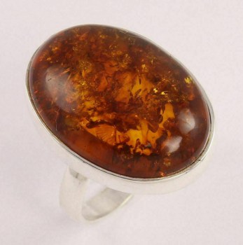 Zilveren ring gezet met Amber en bewerkte kop maat 18.5 mm